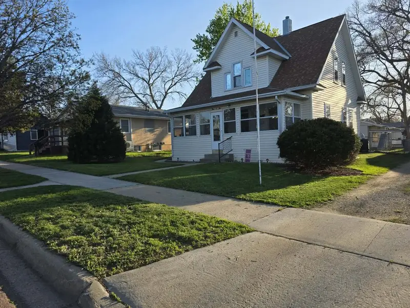 A tidy front lawn and trimmed hedge at a two-storey home in Mount Vernon